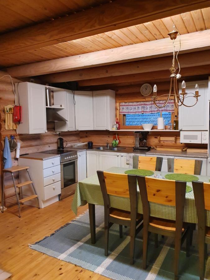 Viihtyisae Hirsimoekki Jaerven Rannalla Siikainen Exterior foto
