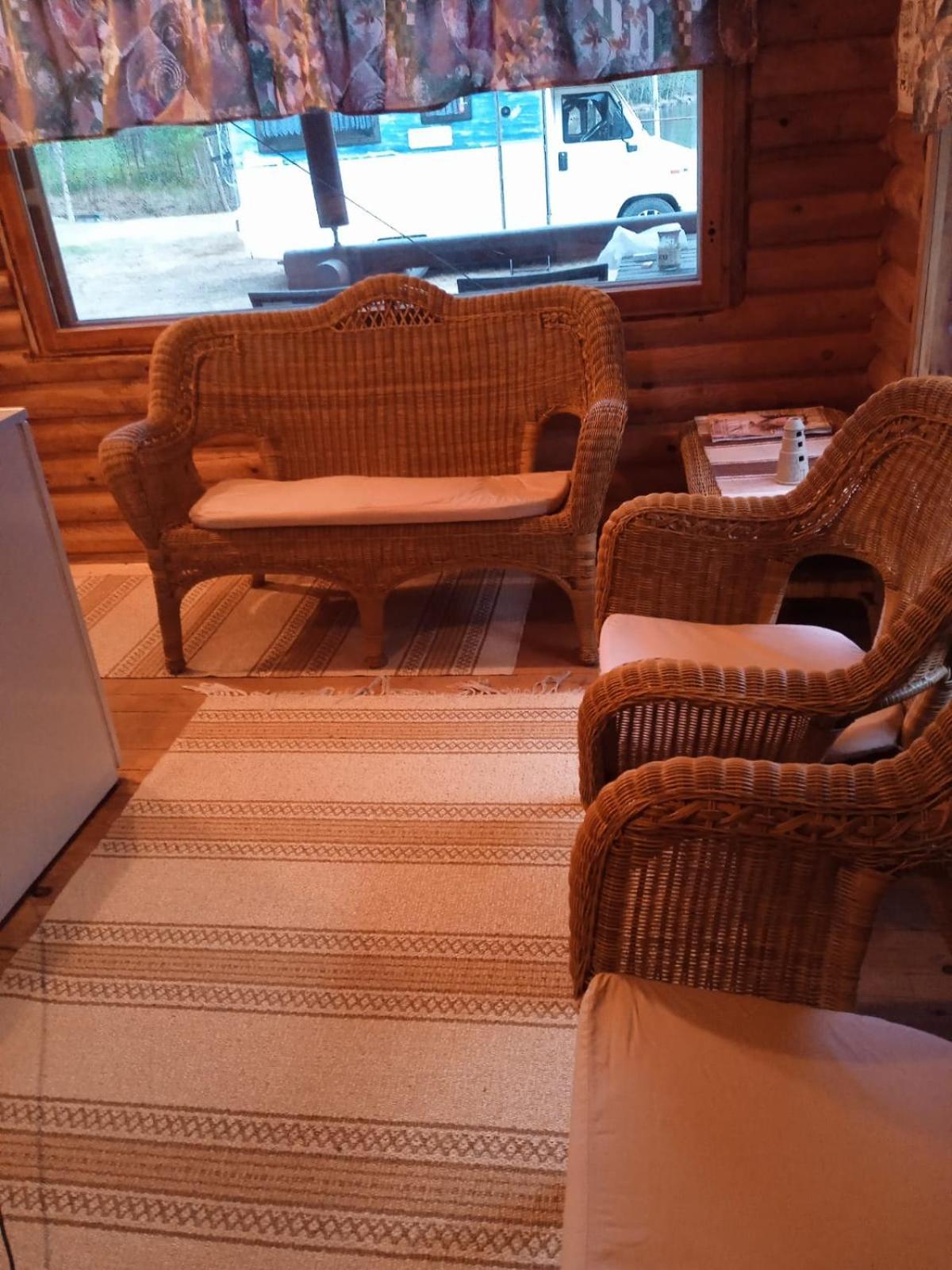 Viihtyisae Hirsimoekki Jaerven Rannalla Siikainen Exterior foto